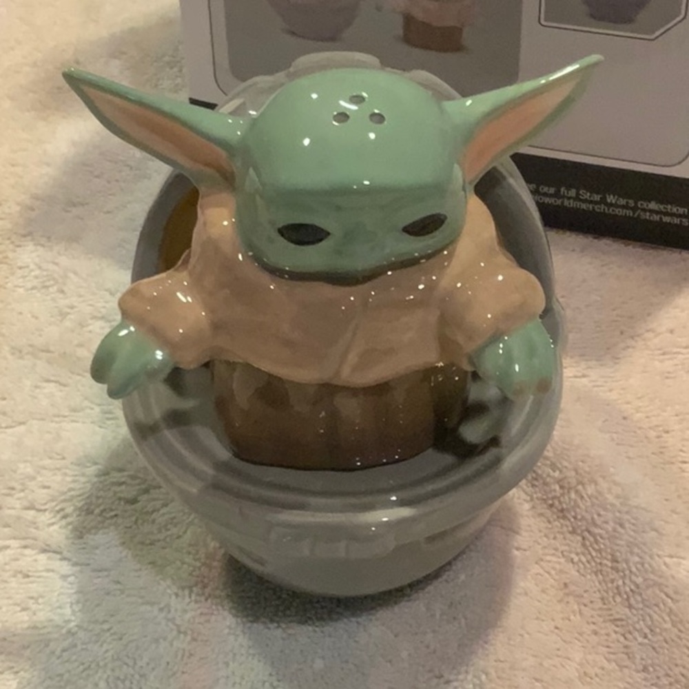 New Star Wars the child Mandalorian salt and pepper ceramic set